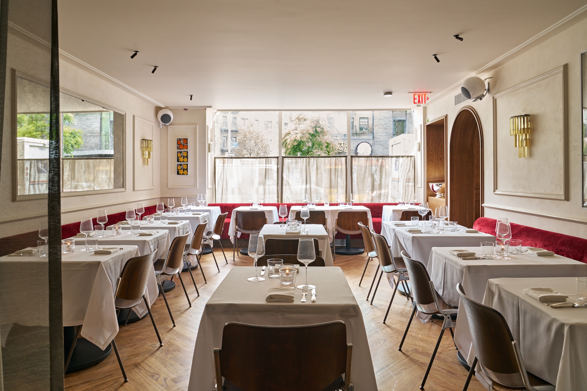 Le Chêne front dining room with daylight and sheer curtains